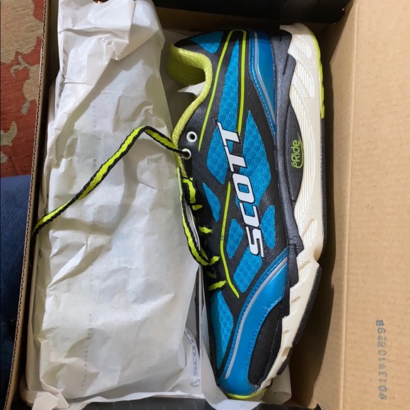 Scott sneakers - Picture 2 of 6